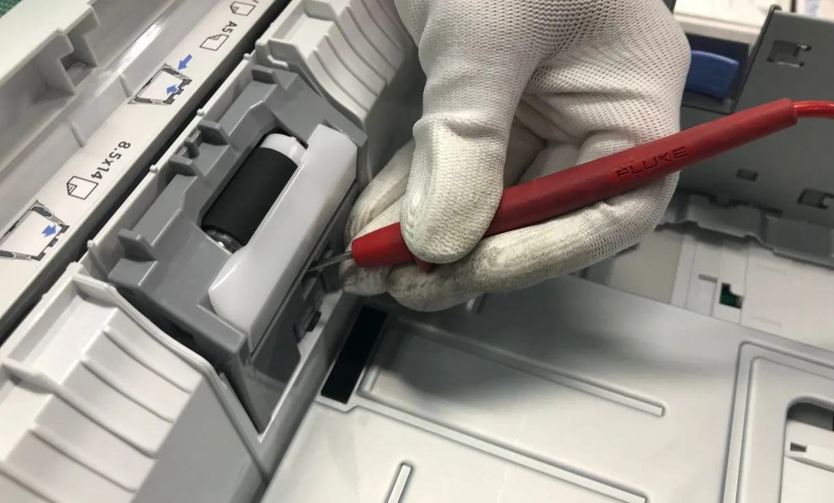 Técnico ajustando impressora em escritório, representando: Impressora de rede some ou fica offline? Como voltar a imprimir hoje