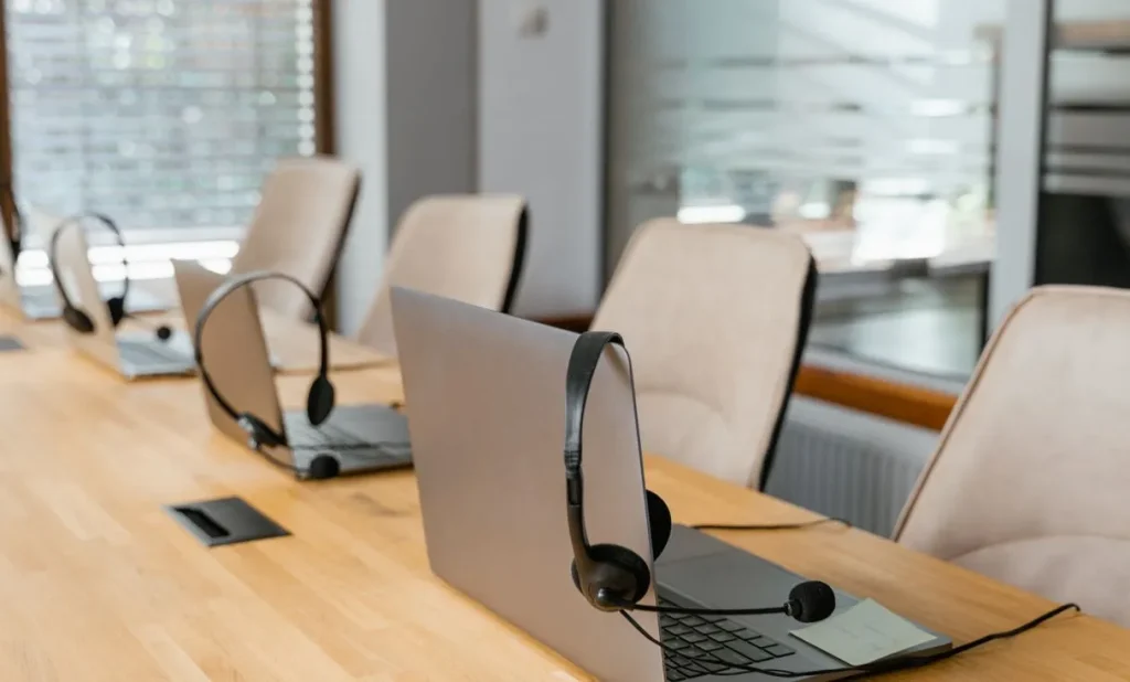 Laptops alinhados em sala de reunião representando: PC sem padrão trava a empresa: como padronizar máquinas