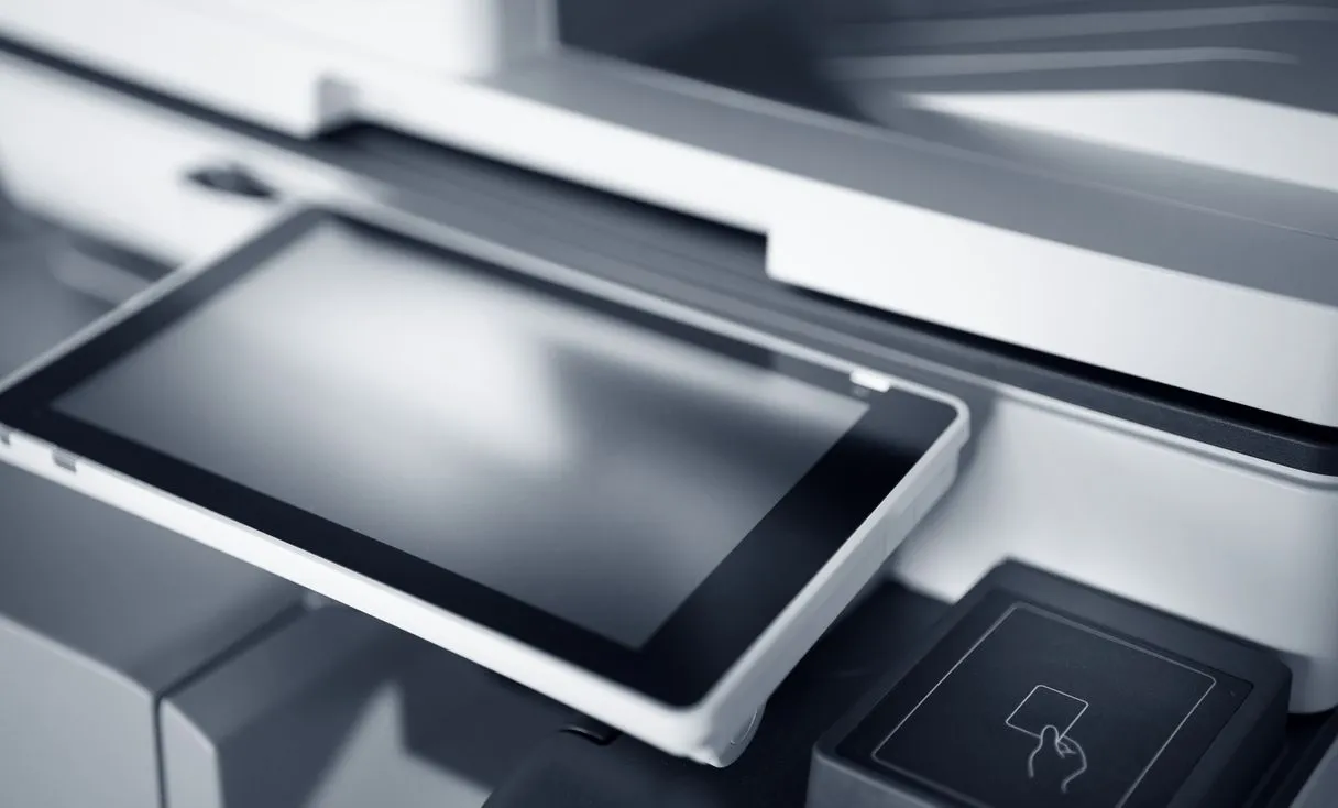 Impressora multifuncional com tela sensível ao toque representando: Scanner envia e-mail não sai? Como resolver sem travar o envio