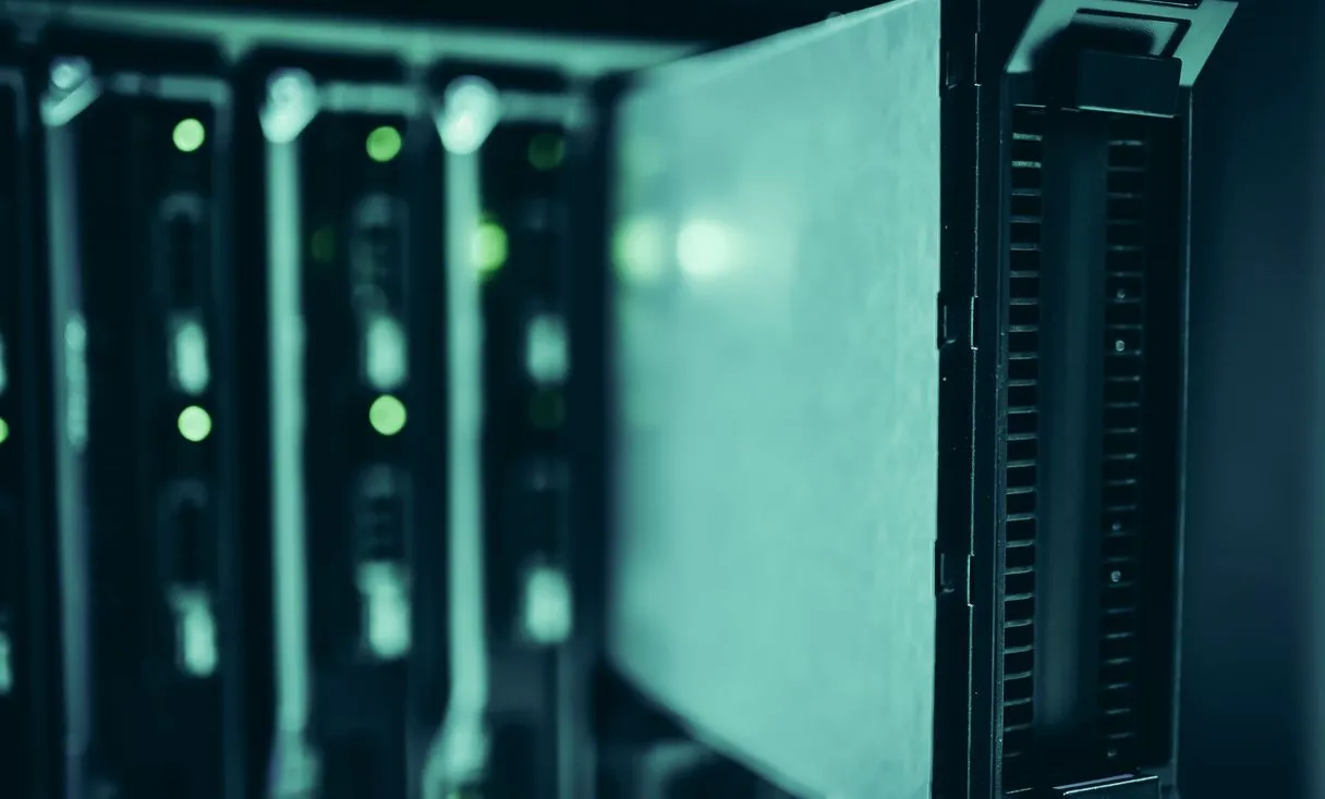 Close-up de racks de servidores representando: Servidor caiu ou ficou inacessível? Como voltar a trabalhar hoje