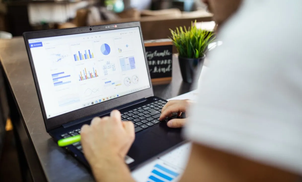 Profissional analisando planilhas em notebook representando: Excel trava quando abre arquivo da rede? Como destravar o dia sem trocar de sistema