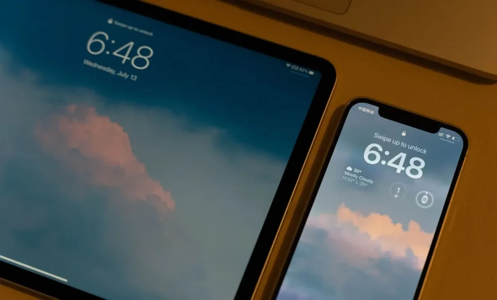 Close-up de dois smartphones com tela de bloqueio, representando: Arquivo apagou no OneDrive/SharePoint? Como recuperar hoje