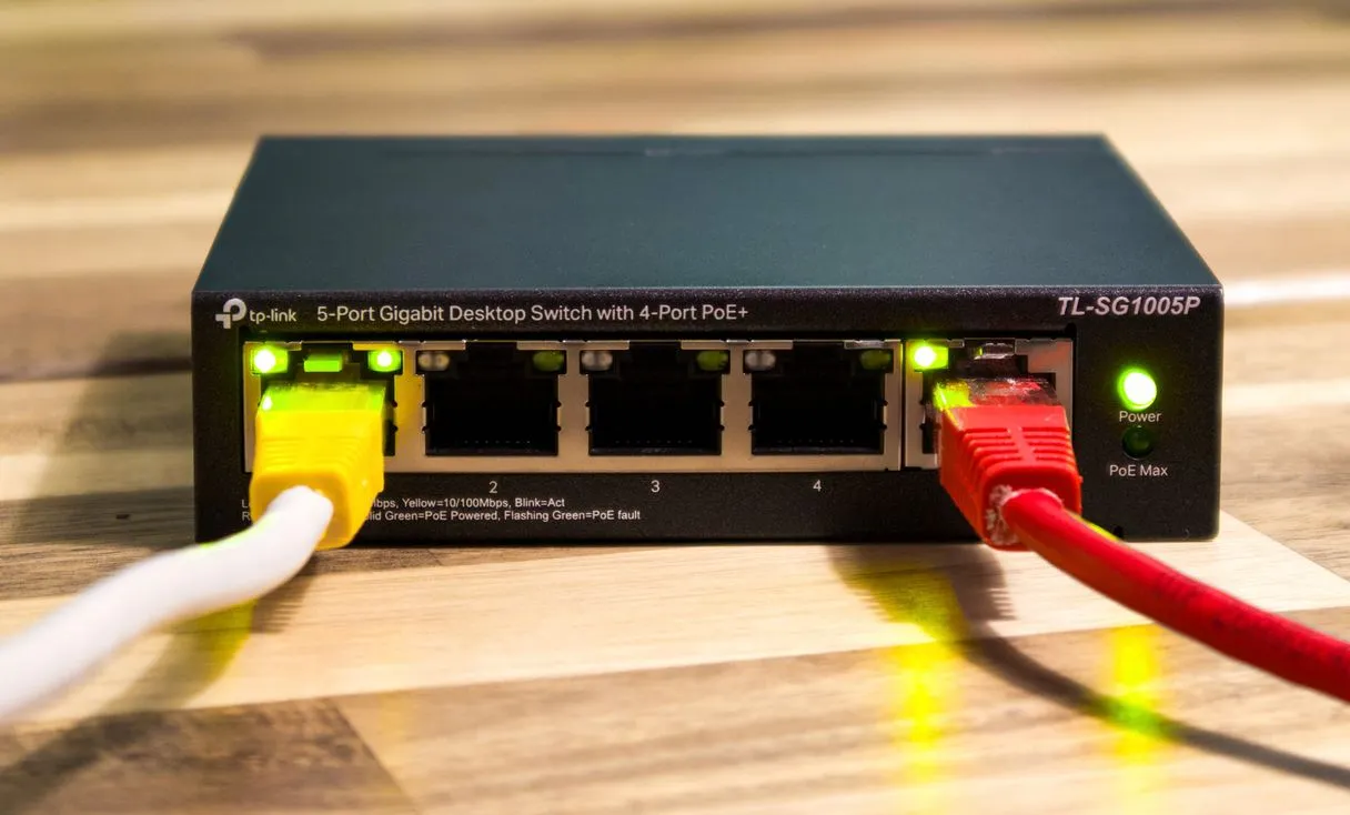 Close-up de switch com cabos Ethernet conectados representando: Sem redundância na internet? Como não parar mais